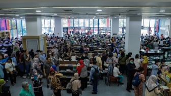 Warga membeli buku yang sedang promo di Toko Buku Gunung Agung, Kwitang, Jakarta Pusat, Selasa (29/8/2023). [Suara.com/Alfian Winanto]
