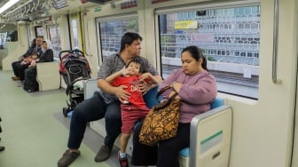 Warga menaiki moda transportasi Light Rail Transit (LRT) Jakarta Bogor Depok Bekasi (Jabodebek), Selasa (29/8/2023). [Suara.com/Alfian Winanto]