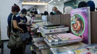 Warga membeli buku yang sedang promo di Toko Buku Gunung Agung, Kwitang, Jakarta Pusat, Selasa (29/8/2023). [Suara.com/Alfian Winanto]
