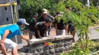 Viral Pagar Jembatan Dibongkar Demi Truk Sound System Bisa Lewat, Warganet Geram: Bisa Dipidanakan