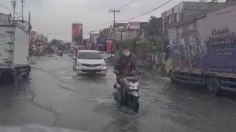 Jalan Paus Pekanbaru Tergenang usai Hujan, Warga Sentil Pejabat: Carikan Solusi Jangan Cuma Janji