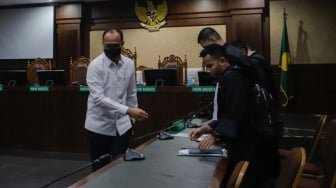 Terdakwa mantan pejabat Ditjen Pajak Kementerian Keuangan Rafael Alun Trisambodo (tengah) saat mengikuti sidang dakwaan dugaan penerimaan gratifikasi dan tindak pidana pencucian uang (TPPU) di Pengadilan Tipikor, Jakarta, Rabu (30/8/2023). [Suara.com/Alfian Winanto]