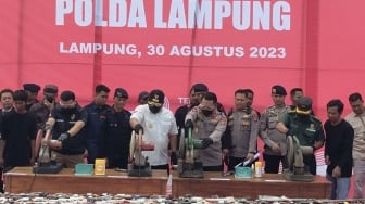 556 Pucuk Senpi Tindak Kejahatan Dimusnahkan di Polda Lampung