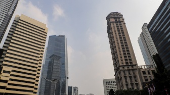 Suasana gedung-gedung bertingkat di Jakarta, Kamis (31/8/2023). [Suara.com/Alfian Winanto]