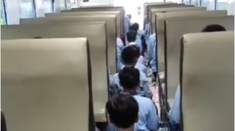 Viral Siswa SDIT Al-Hikmah di Blitar Salat Jemaah di Gerbong Kereta Api Tuai Perdebatan Warganet