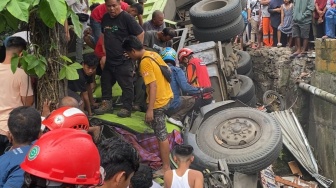 Truk Tabrak Rumah Warga Padang hingga Nyebur ke Sungai, Sopir Terjepit