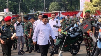 Kurangi Polusi Udara, Prabowo Serahkan 100 Unit Rantis Motor Trail Listrik ke TNI dan Polri