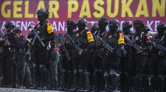 Anggota Densus 88 melakukan defile saat Apel Gelar Pasukan dalam rangka Pengamanan KTT ke-43 ASEAN di kawasan Monas, Jakarta, Jumat (1/9/2023). [ANTARA FOTO/Muhammad Adimaja].