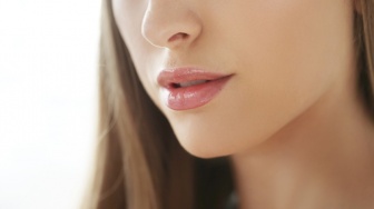 Jangan Diabaikan! 5 Kebiasaan Sepele Ini Jadi Penyebab Bibir Gelap Permanen