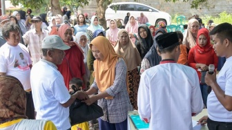 Ibu-ibu Menjerit Harga Bahan Pokok Naik, Ratusan Paket Sembako Murah Relawan Sandiaga Uno Ludes di Karawang