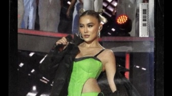 Agnez Mo Urus KTP Sendiri ke Kelurahan, Outfitnya Jadi Gunjingan Netizen