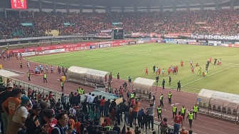 Skor Persija vs Persib Berakhir Imbang, Suporter Chaos Lempar Botol ke Pemain