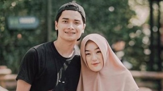 Larissa Chou Pamer Perut Buncit, Alvin Faiz Cuek Umrah Bareng Istri