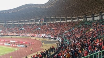 Persija Gagal Kalahkan Persib, Penonton Ngamuk Lempar Botol ke Pemain Macan Kemayoran