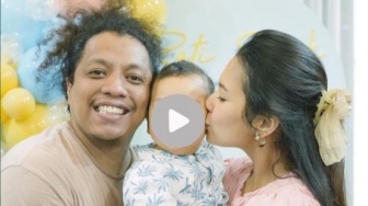 Arie Kriting dan Indah Permatasari Rayakan Ulang Tahun Pertama Baby V