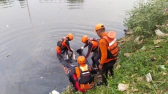 Geger! Pria Tanpa Identitas Tewas Mengambang di Kali BKT Cakung Jakarta Timur