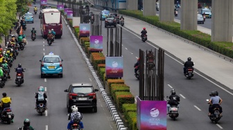 Sejumlah banner KTT ASEAN terpasang pada tiang monorel di kawasan Jalan Rasuna Said, Jakarta, Senin (4/9/2023). [Suara.com/Alfian Winanto]