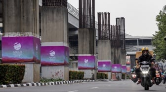 Sejumlah banner KTT ASEAN terpasang pada tiang monorel di kawasan Jalan Rasuna Said, Jakarta, Senin (4/9/2023). [Suara.com/Alfian Winanto]