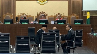 Lukas Enembe Ngamuk Banting Mikrofon di Persidangan, Saat Dicecar Jaksa KPK Soal Aliran Uang