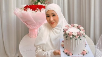 Larissa Chou Pegang Buket Bunga Besar Saat Hari Pernikahan, Ternyata Maknanya Romantis Banget