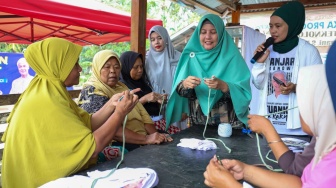 Dorong Kemandirian Ekonomi, Mak Ganjar Sumbar Ajak Kaum Ibu Berkarya Lewat Pelatihan Merajut