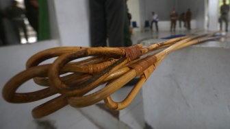 Rotan yang digunakan algojo untuk mengeksekusi hukuman cambuk terhadap dua pelanggar peraturan daerah (qanun) hukum syariat islam di Banda Aceh, Aceh, Senin (4/9/2023). [ANTARA FOTO/Irwansyah Putra/Spt]