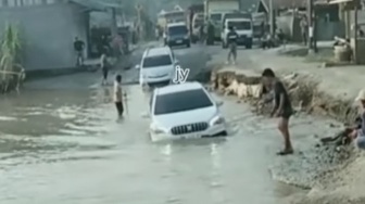 Video Jalan Rusak Parah di Indragiri Hilir, Mobil Harus 'Berenang' saat Melintas