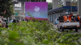 Sejumlah banner KTT ASEAN terpasang pada tiang monorel di kawasan Jalan Rasuna Said, Jakarta, Senin (4/9/2023). [Suara.com/Alfian Winanto]