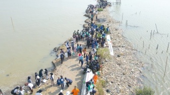 Pertamina Trans Kontinental Angkut 12,6 Ton Sampah di Sepanjang Pesisir Kampung Nelayan Tambakrejo