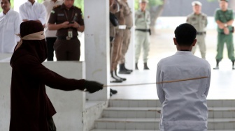 Langgar Syariat, Dua Warga Aceh Dihukum Cambuk