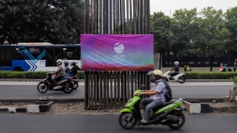 Sejumlah banner KTT ASEAN terpasang pada tiang monorel di kawasan Jalan Rasuna Said, Jakarta, Senin (4/9/2023). [Suara.com/Alfian Winanto]