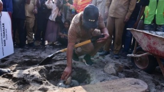 Andi Sudirman Lakukan Peletakan Batu Pertama Pembangunan Tanggul Penahan Abrasi di Takalar