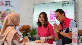 Semarakkan HUT ke-16 dan Hari Pelanggan Nasional,  CEO Smartfren Turun Langsung Layani Pelanggan di Sabang