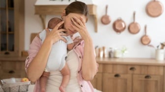 Viral Seorang Ibu Diduga Alami Baby Blues Malah Dibentak, Cara Hadapinya Harusnya Gimana?