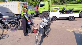 Braaakk! Sepeda Motor vs Truk Tronton di Klaten, Lansia Meninggal Dunia di Lokasi Kejadian