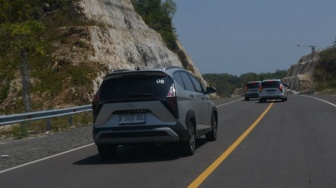 5 Pilihan Mobil Keluarga Anti-Mainstream Biar Nggak Tertukar di Parkiran Rest Area