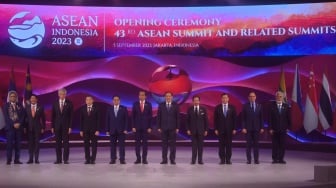 Presiden Joko Widodo (ketujuh kiri) berfoto bersama, dari kiri, Perdana Menteri Cook Islands Mark Brown, Presiden Bangladesh Mohammed Shahabuddin, Presiden Filipina Ferdinand Romualdez Marcos Jr, Perdana Menteri Singapura Lee Hsien Loong, Head of Delegation Thailand Sarun Charoensuwan, Perdana Menteri Vietnam Pham Minh Chinh, Perdana Menteri Laos Sonexay Siphandone, Sultan Brunei Darussalam Hassanal Bolkiah, Perdana Menteri Kamboja Hun Manet, Perdana Menteri Malaysia Anwar Ibrahim, dan Perdana Menteri Timor Leste Xanana Gusmao saat pembukaan KTT ke-43 ASEAN 2023 di Jakarta, Selasa (5/9/2023). [ANTARA FOTO/Media Center KTT ASEAN 2023/Akbar Nugroho Gumay/foc]