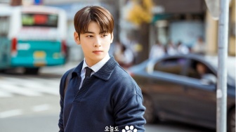 Cha Eun Woo Jadi Guru Matematika dalam Still Cuts 'A Good Day to Be a Dog'