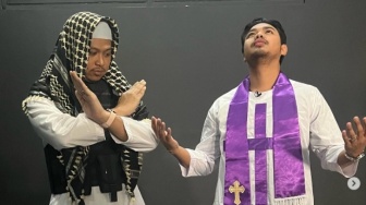 Viral Seleb Tiktok Deni Natalius Nonton Konser Opick Pakai Jubah Salib, Liriknya Diganti Yesus