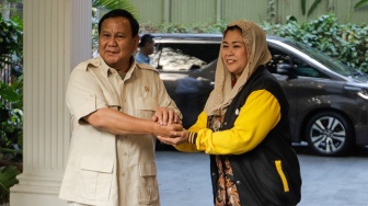 Ketua Umum Partai Gerindra Prabowo Subianto (kiri) dan Politisi Yenny Wahid (kanan)  bersalaman saat menggelar pertemuan di Kertanegara, Jakarta, Rabu (6/9/2023). [Suara.com/Alfian Winanto]