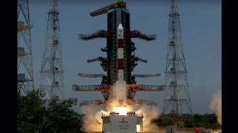 Foto handout dari siaran langsung situs web Organisasi Penelitian Luar Angkasa India (ISRO) menunjukkan pesawat ruang angkasa Aditya-L1 lepas landas dari Satish Dhawan Space Center di Sriharikota, India, Sabtu (2/9/2023). [ISRO / AFP]