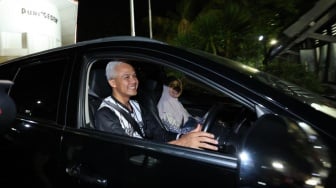 Jelang Tengah Malam Ganjar Tinggalkan Rumah Dinas, Nyetir Mobil Sendiri