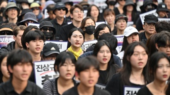 Para pengunjuk rasa berpartisipasi dalam unjuk rasa menuntut perlindungan hak-hak guru di depan Majelis Nasional di Seoul, Korea Selatan, Senin (4/9/2023). [Yung Yeon-je / AFP]