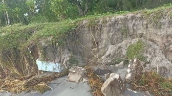 Abrasi Pantai Rusak Belasan Kuburan Warga Mentawai, Kain Kafan Jadi Buktinya