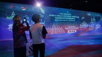 Pengunjung melihat pameran The Magical Korea-ASEAN Cultural Heritage Immersive Experience di Museum Nasional, Jakarta, Rabu (6/9/2023). [Suara.com/Alfian Winanto]