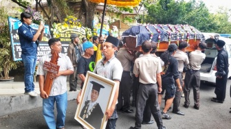 Diringi Tangis Ribuan Pelayat, ISI Yogyakarta Gelar Upacara Penghormatan Timbul Raharjo