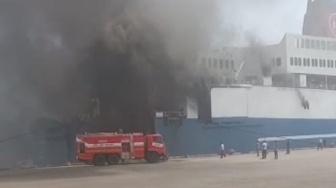 BREAKING NEWS! KM Mutiara Berkah 1 Terbakar di Pelabuhan Indah Kiat Merak