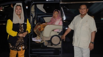 Ketua Umum Partai Gerindra Prabowo Subianto (kanan) bersama dengan Istri dari Presiden ke-4 Abdurrahman Wahid atau Gus Dur, Sinta Nuriyah Wahid (tengah) dan Putrinya, Yenny Wahid (kiri) foto bersama saat berkunjung ke kediaman Prabowo di Kertanegara, Jakarta, Rabu (6/9/2023). [Suara.com/Alfian Winanto]