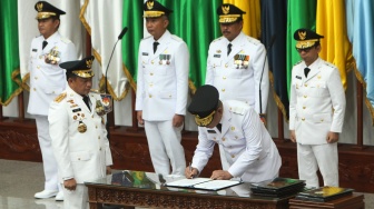 Menteri Dalam Negeri Tito Karnavian (kiri) menyaksikan Penjabat Gubernur Kalimantan Barat Harisson Azroi (kedua kanan) menandatangani pakta integritas saat pelantikan sembilan penjabat gubernur di Jakarta, Selasa (5/9/2023). [ANTARA FOTO/Jessica Wuysang/nz]
