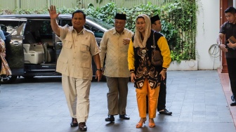 Ketua Umum Partai Gerindra Prabowo Subianto (kiri) dan Politisi Yenny Wahid (kanan) menyapa awak media saat menggelar pertemuan di Kertanegara, Jakarta, Rabu (6/9/2023). [Suara.com/Alfian Winanto]